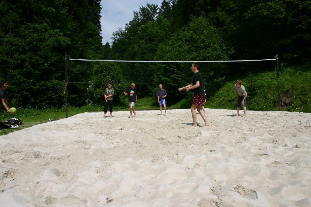 Der spilles volleyball på teambuilding rejser